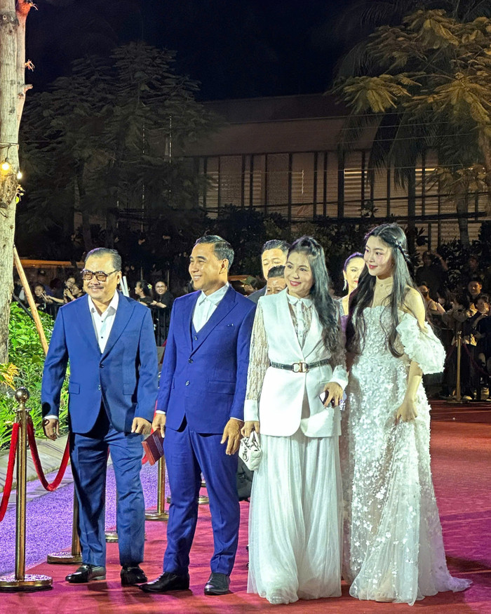 Một trong những nghệ sĩ có uy tín lớn nhất giới giải trí Việt là Quyền Linh cũng xuất hiện tại thảm đỏ Cánh Diều Vàng 2024. Mới đây, nam nghệ sĩ đã tái xuất màn ảnh rộng sau 20 năm với vai diễn ông hai trong bộ phim điện ảnh Hai Muối. Xuất hiện cạnh Quyền linh là bà xã và cô con gái lớn Lọ Lem. Mới 18 tuổi nhưng ái nữ nhà Quyền Linh đã sở hữu vóc dáng chuẩn chỉnh cùng nhan sắc ngọt ngào.