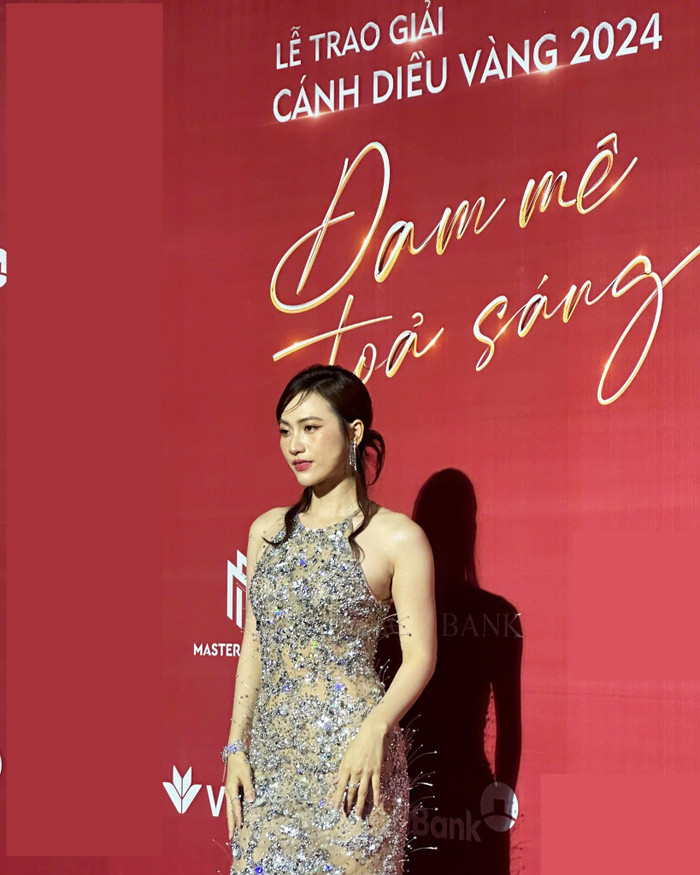 Phương Anh Đào có màn xuất hiện ấn tượng tại thảm đỏ năm nay. Nữ diễn viên diện một chiếc váy cổ yếm bạc khoe đường cong nóng bỏng mắt. Vào dịp đầu năm nay, Phương Anh Đào gây sốt với vai diễn Mai trong bộ phim điện ảnh cùng tên do Trấn Thành làm đạo diễn kiêm nhà sản xuất.