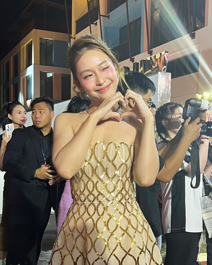 Khả Ngân diện váy cúp ngực, khoe nhan sắc trẻ trung trên thảm đỏ. Lân này, nữ diễn viên đi một mình không có Thanh Sơn hộ tống. Rất đông fan của nữ diễn viên đã đến để cổ vũ.