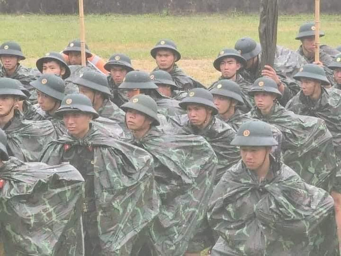 Hình ảnh những anh chiến sĩ khoác vội tấm áo mưa ra tuyến đầu. Ảnh: Sưu tầm