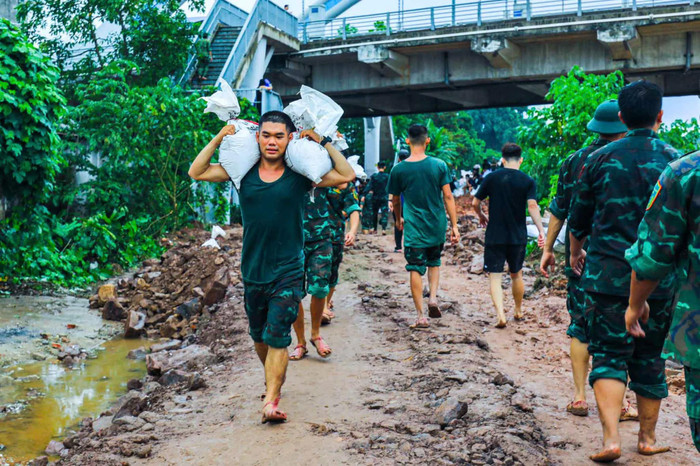 Mong rằng thiên tai sớm qua đi, các chiến sĩ hoàn thành nhiệm vụ, người dân được bình an. Ảnh: Trinh Viet Hung