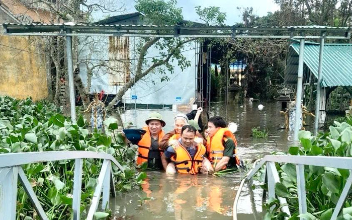 Xúc động hình ảnh những cánh tay áo xanh bằng da bằng thịt nhưng lại ôm trọn đồng bào Ảnh 2