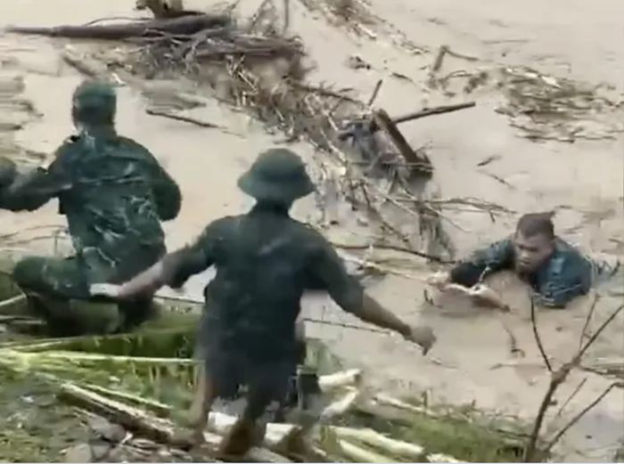 Anh chiến sĩ bị ngã xuống sông, cuốn theo dòng nước lũ khi làm nhiệm vụ