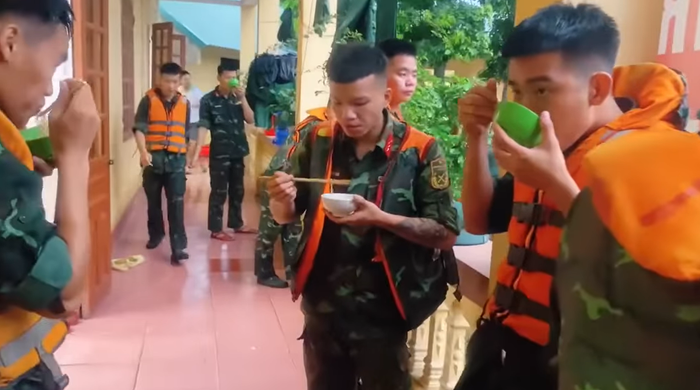 Bộ đội ăn vội bát mì tôm để tiếp tục nhiệm vụ