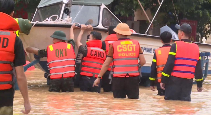 Mặc dù nước lũ dân nhưng các chiến sĩ vẫn không quản khó khăn đến với vùng nguy hiểm, cứu người dân. Ảnh: VTV