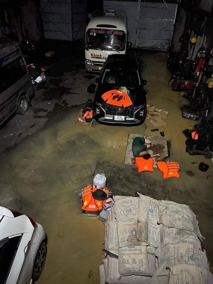 Phút nghỉ ngơi hiếm hoi của các chiến sĩ cứu nạn lũ lụt tại Yên Bái. Ảnh: Sưu tầm