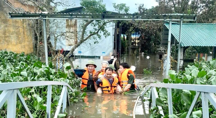 Những chiến sĩ giúp một cụ bà ra khỏi vùng nước lũ nguy hiểm. Ảnh: Đài Phát thanh TP Hải Dương