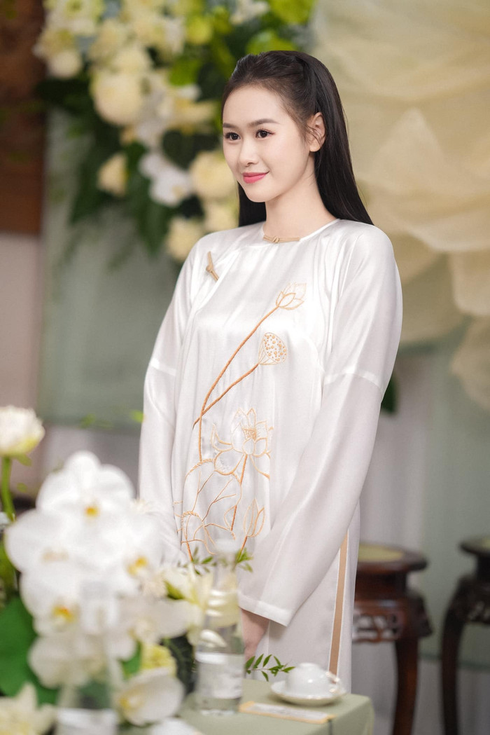 Trước đó vào ngày lễ ăn hỏi, thiết kế áo dài cô dâu Quỳnh Anh chọn diện cũng nhận được nhiều sự khen ngợi về độ tinh tế. Bộ áo dài lấy nguyên phom dáng của áo dài truyền thống xưa có thêu hình ảnh hoa sen tinh khôi được điểm xuyến đồng tâm mang nhiều ý nghĩa tình yêu.