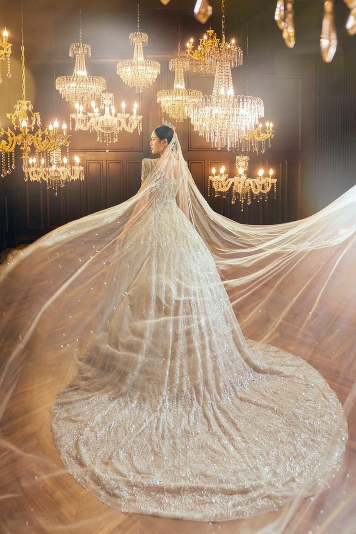 Chiếc váy cưới của vợ Anh Đức có tên là Perisha, với phần đuôi dài bồng xòe sẽ tạo cho cô dâu cảm giác như công chúa bước ra từ khu rừng Disney.