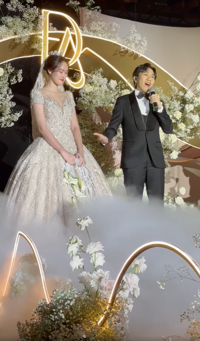 Chú rể Anh Đức mặc vest bảnh bao, sánh đôi cùng cô dâu Anh Phạm trong váy cưới tinh khôi