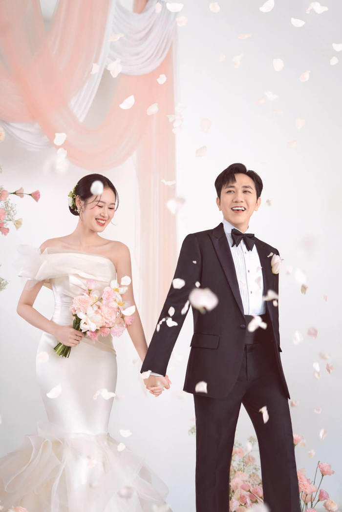 Anh Đức không ngần ngại chi tiền để thực hiện những bộ ảnh cưới đẹp lung linh. Ảnh: FBNV