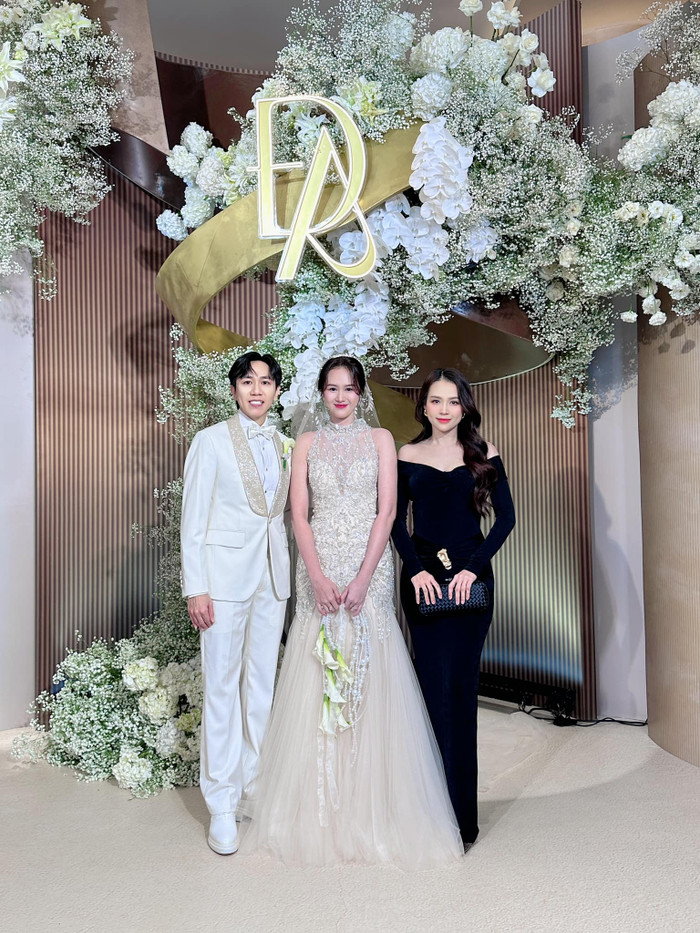 Anh Đức và bà xã diện trang phục cưới màu trắng trong thời gian đón khách nhập tiệc. Ảnh: FBNV