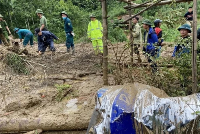 Lực lượng cứu hộ khẩn trương tìm kiếm người mất tích.