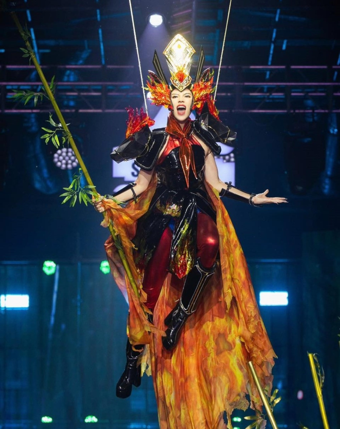 Kỳ Duyên đu dây, gào thét trên không trung khi diễn trang phục lấy cảm hứng từ Thánh Gióng. 