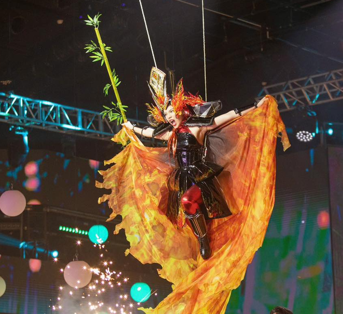 Phần thi trang phục dận tộc của Kỳ Duyên nhận về nhiều chỉ trích từ công chúng vì biểu cảm thiếu tiết chế, 'ô dề'.