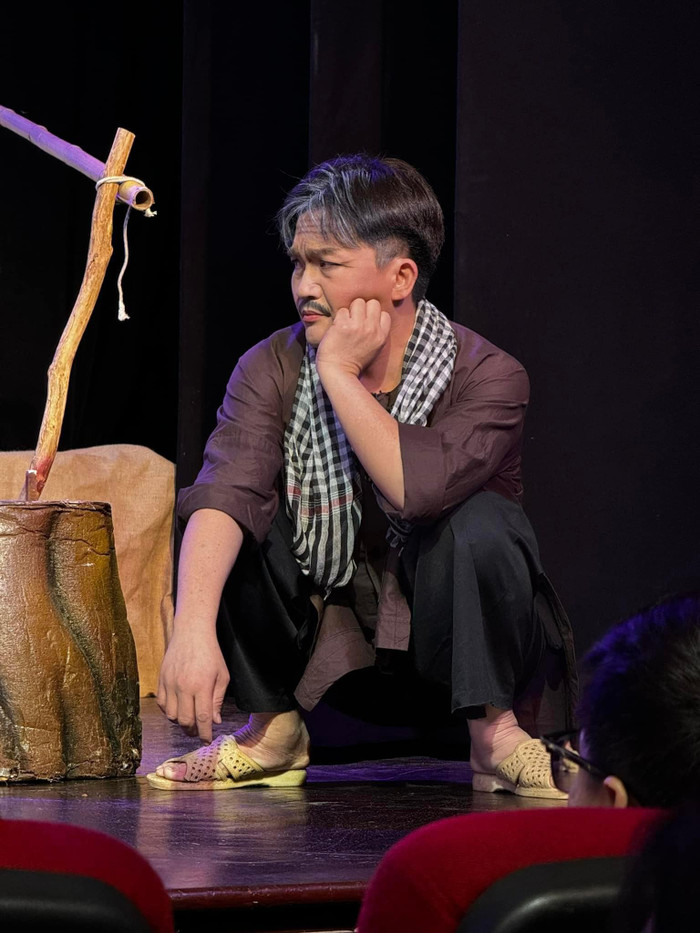 Đại Nghĩa đặt mua áo phao, bánh chưng... để cứu trợ. Anh cho biết là không nhận quyên góp từ khán giả. 