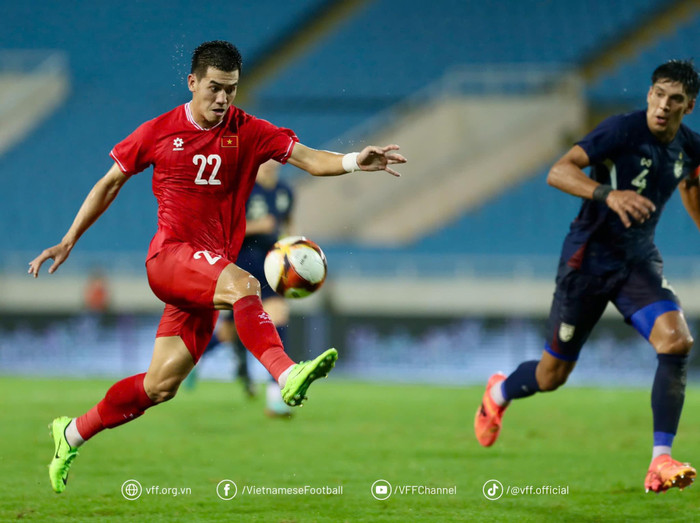 HLV Kim Sang Sik đã xin lỗi vì tuyển Việt Nam thua Thái Lan 1-2 vào tối 10/9. Ảnh: VFF