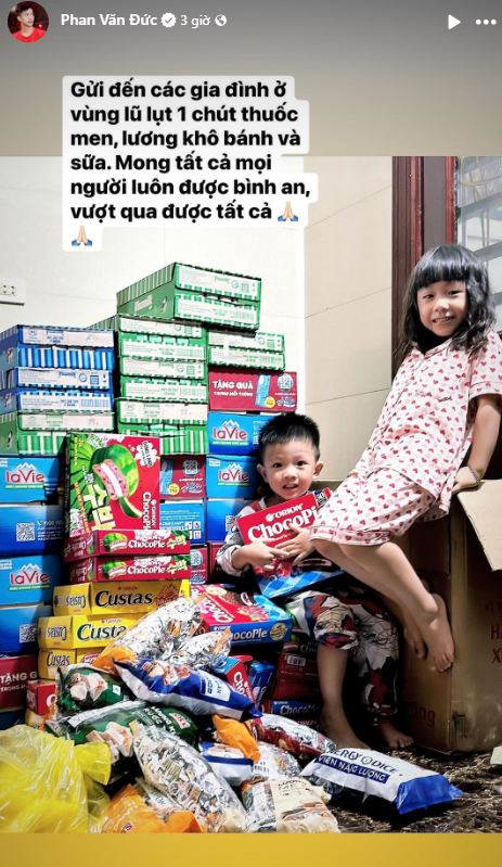 Vợ chồng Phan Văn Đức và hai con đóng gói hàng trăm phần quà cho bà con bị lũ lụt.