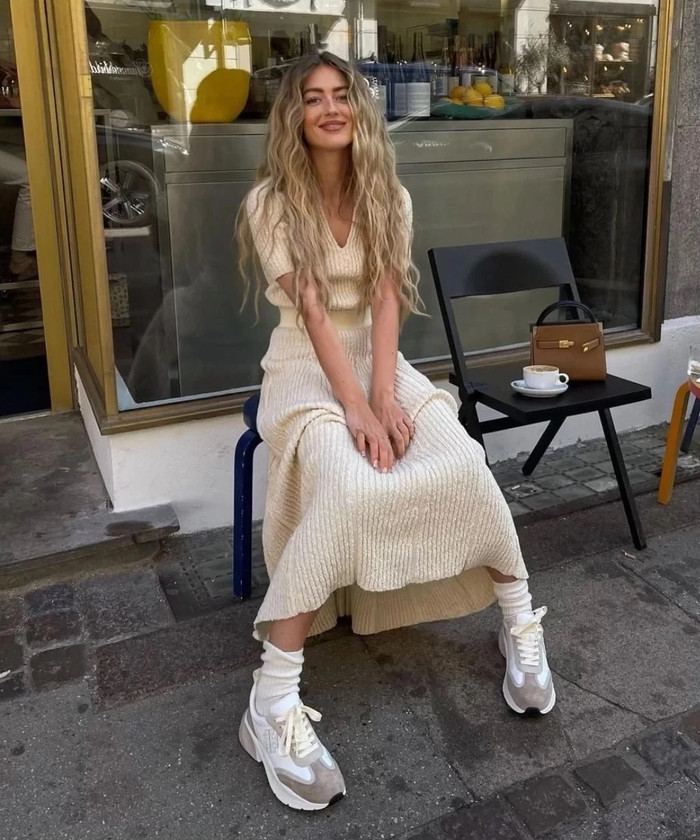 Giày thể thao là sự lựa chọn không thể thiếu trong mùa thu.