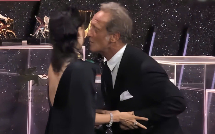 Phẫn nộ chuyện nữ diễn viên bị sàm sỡ ngay trên sân khấu Ảnh 2