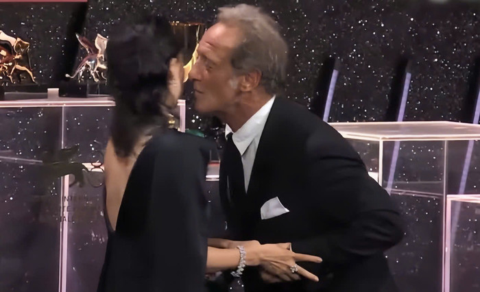 Chương Tử Di tỏ ra khó chịu với hành động quá đà của đồng nghiệp.