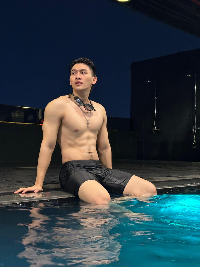 Body 6 múi, khuôn mặt như diễn viên của anh chàng đốn tim nhiều fan nữ.