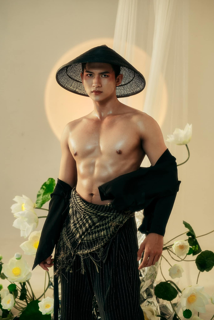 Hình ảnh chàng trai khoe body đã gây sốt mạng xã hội.