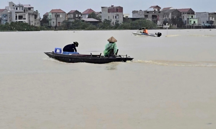 Hiện tại, thuyền, xuồng là phương tiện di chuyển duy nhất của người dân tại Vân Hà để họ hỗ trợ nhau trong việc bảo vệ tính mạng và tài sản.