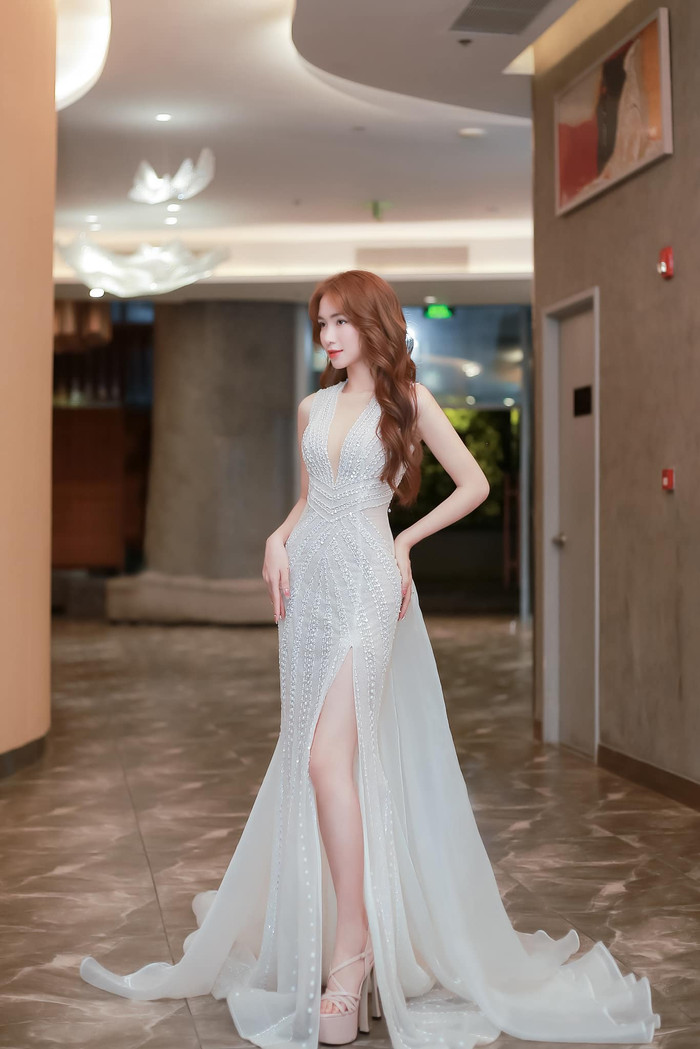 Khi đi sự kiện, Hoà Minzy thường lựa chọn mẫu giày cao gót để nhọt chót vót. Nhiều người còn hài hước ví von item này không khác gì một đôi cà kheo. Tuy nhiên, giày cao gót đế nhọn lại trở thành 'vũ khí' hữu hiệu giúp Hoà Minzy không bị chìm trong những thiết kế đầm dạ hội form cồng kềnh, form dáng xoè hoặc tùng váy rộng.