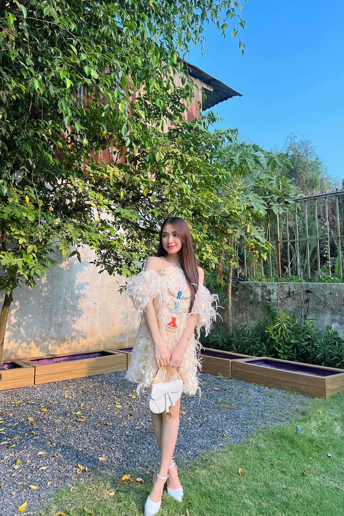 Trong những khoảnh khắc đời thường, Hoà Minzy cũng không bỏ quên đôi giày cao gót. Tuy nhiên, bà mẹ 1 con lại ưa chuộng những mẫu giày có gót cao từ 3 - 5 cm. Sự lựa chọn này giúp Hoà Minzy dễ dàng di chuyển, giảm bớt tình trạng đau đớn khi phải đi giày cao gót trong khoảng thời gian dài. Hoà Minzy thường xuống phố với những mẫu giày cao gót mang tông màu trắng, mang đậm tinh thần sang trọng, thanh lịch.