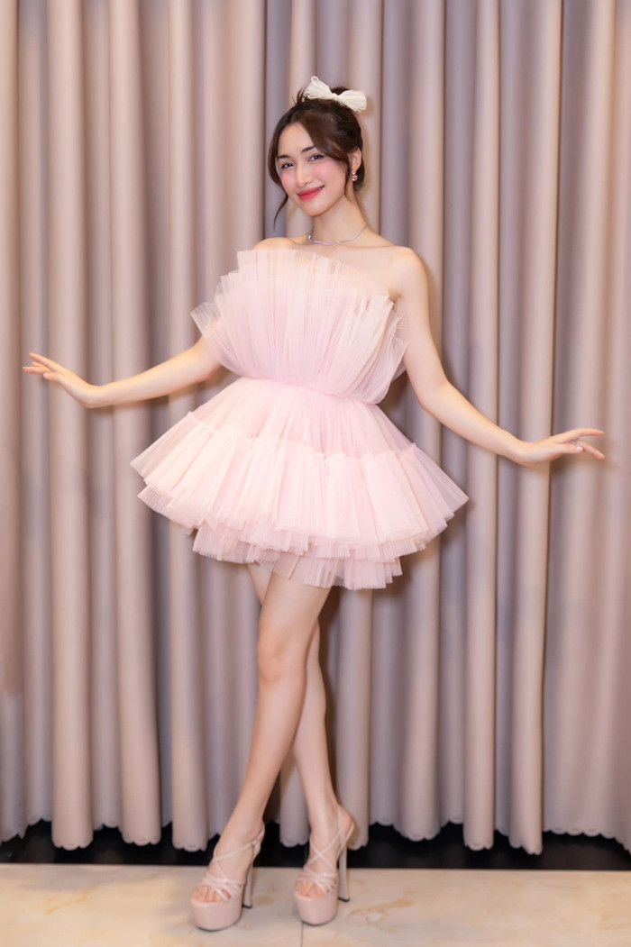 Một 'chiêu' khác được Hoà Minzy áp dụng chính là việc lựa giày cao gót màu hồng nude hoặc be. Gam màu này thường sẽ tệp màu da, tạo cảm giác đôi chân trở nên dài thon, nuột nà.