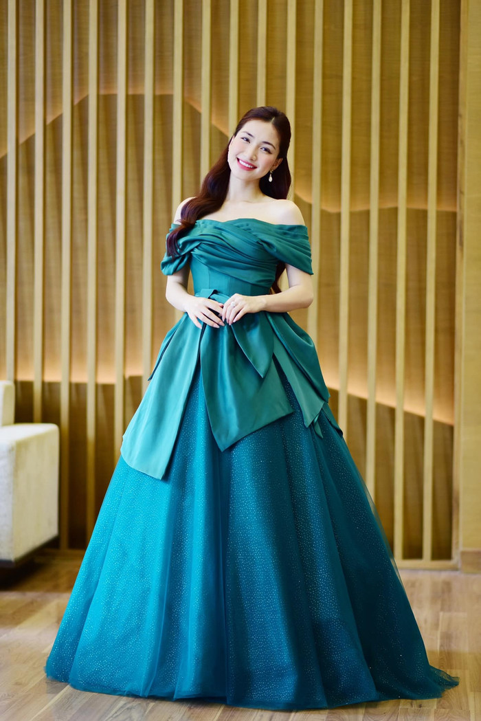 Hoà Minzy sở hữu chiều cao 1m55. Con số này được đánh giá không quá nổi bật so với mặt bằng chung của những mỹ nhân Vbiz. Hoà Minzy đã khắc phục điểm hạn chế này thông qua việc 'kết thân' với đôi giày cao gót. Tuy nhiên, để tăng chiều cao một cách tinh tế, giọng ca Thị Mầu không quên đề cao một số yếu tố đặc trưng.