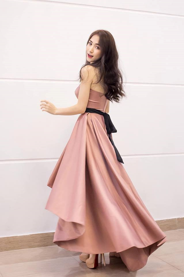 Không những vậy, Hoà Minzy còn khéo léo lựa chọn những mẫu giày cao gót đồng màu với trang phục được nữ ca sĩ diện ngay thời điểm đó. Sự hoà hợp ăn ý này giúp tổng thể outfit của giọng ca Thị Mầu thêm phần ăn khớp, tránh tình trạng rời rạc khiến vóc dáng rơi vào cảm giác bị phân tầng.