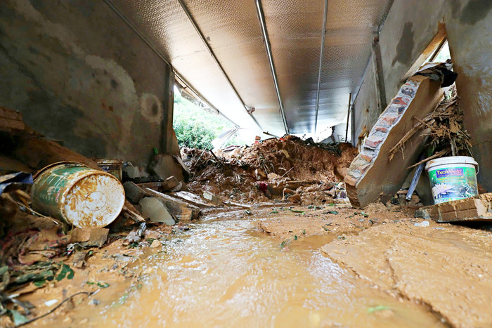 Mọi thứ bên trong ngôi nhà ngổn ngang sau vụ sạt lở