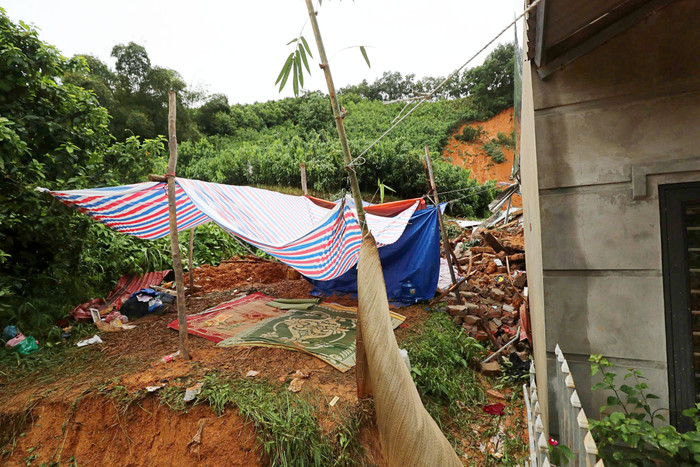 Sau vụ sạt lở, cả thôn đã chung tay tìm kiếm các nạn nhân trong đống đổ nát