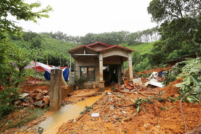 Căn nhà của cô giáo mầm non bị đất đá từ trên đồi sạt xuống làm 4 thành viên tử vong