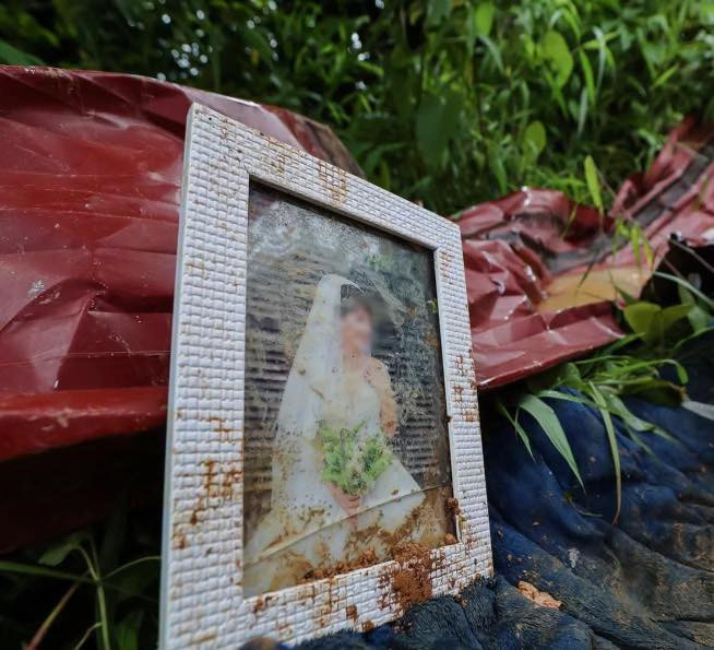 Bức ảnh cưới của cô giáo H. được tìm thấy trong đống đổ nát. Ảnh: Dân Trí