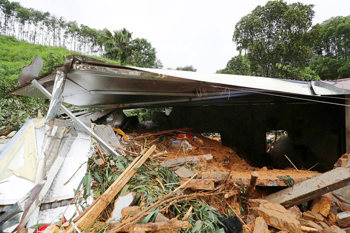 Đất từ trên đồi sạt xuống, vùi lấp căn phòng ngủ nơi có 4 người trong gia đình cô giáo đang trú ngụ