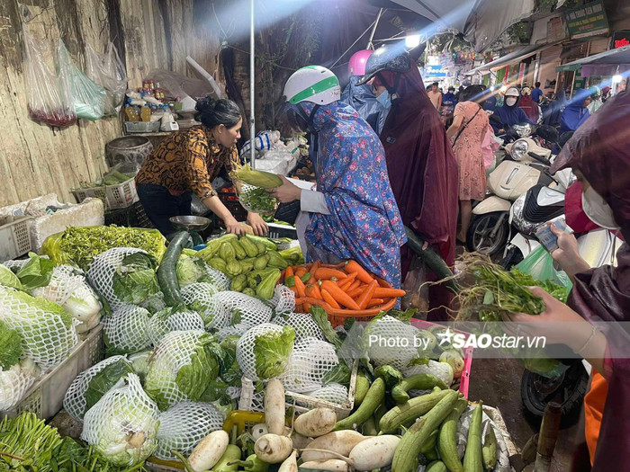 Tại các chợ dân sinh ở Hà Nội, nhiều loại rau xanh tăng giá 20-50% sau bão. 