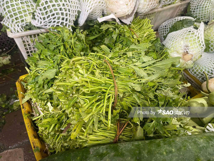 Do ngập lụt, trời mưa khi vận chuyển rau bị dập nát nhiều.