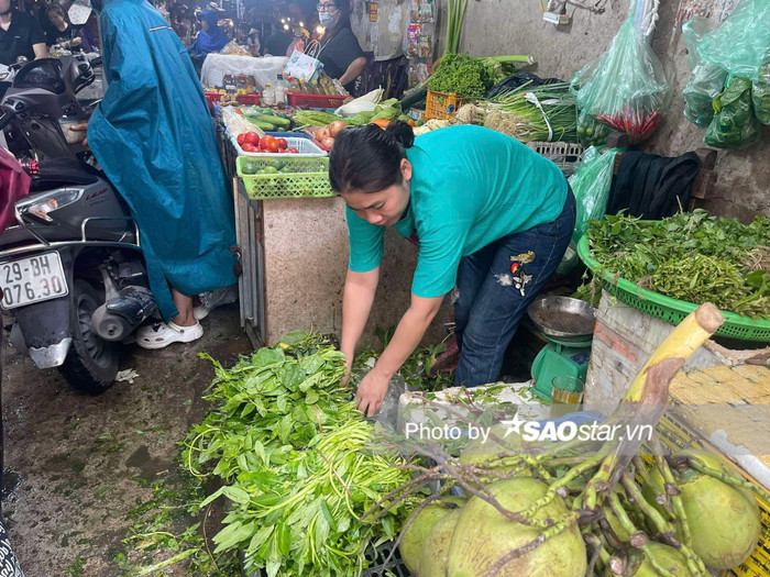 Giá rau tăng mạnh sau bão, nhiều mặt hàng khan hiếm.