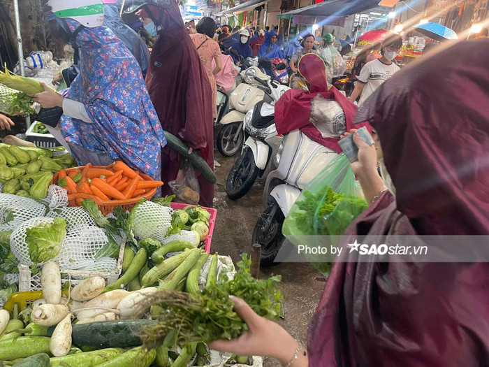 Người dân mua rau 'sốc' vì giá.