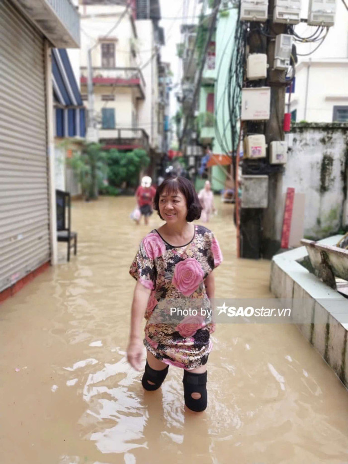 Người dân Hồng Hà lội nước ra ngoài