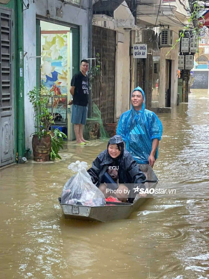 Một số người dùng thuyền để vận chuyển quần áo, nhu yếu phẩm