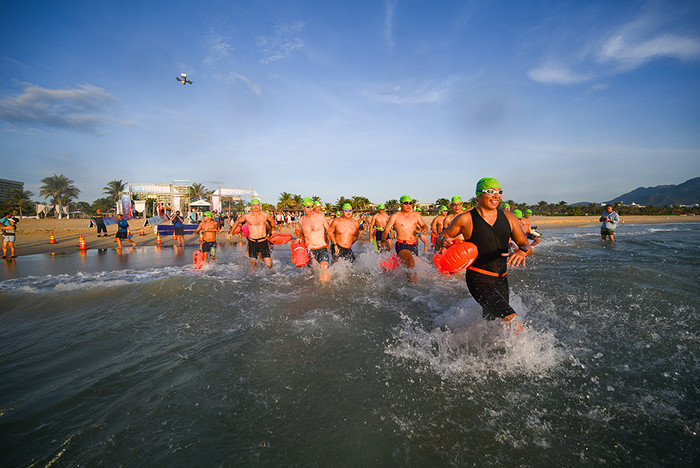 Hơn 1000 vận động viên trong và ngoài nước tham gia giải bơi biển quốc tế ở Cam Ranh mới đây.&nbsp;