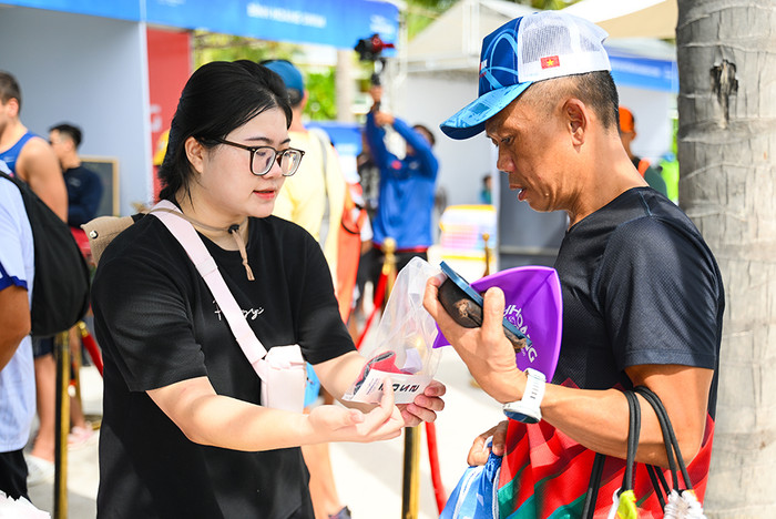 Bơi biển là môn thể thao vận động còn khá mới lạ ở Việt Nam.