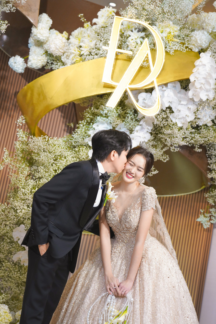 Khoảnh khắc 'tình bể bình' của Anh Đức và Anh Phạm trong lễ cưới.