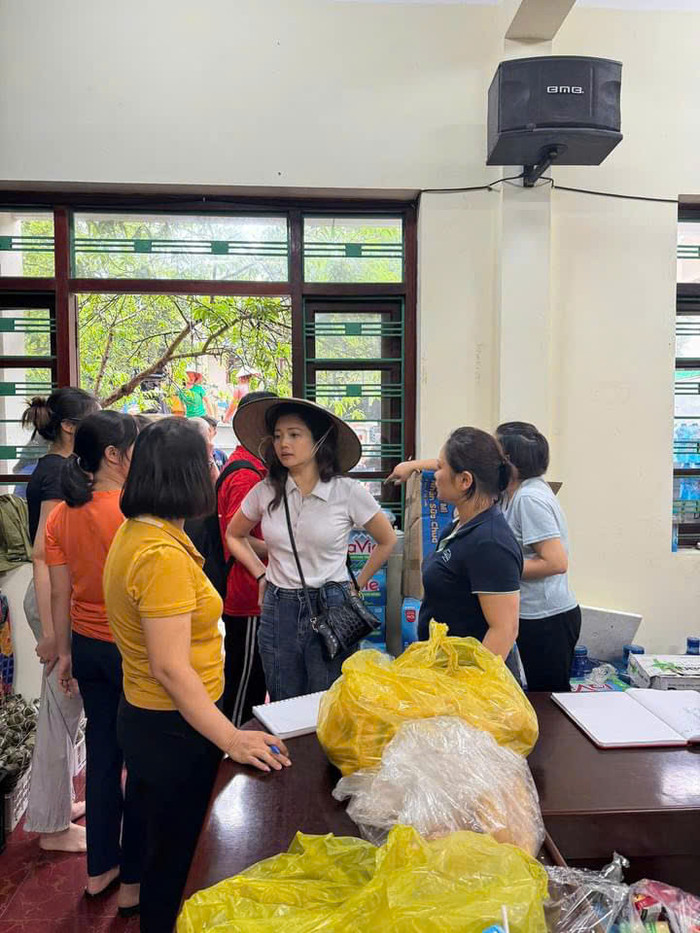 Kiều Anh xúc động khi chứng kiến hoàn cảnh khó khăn của bà con. 