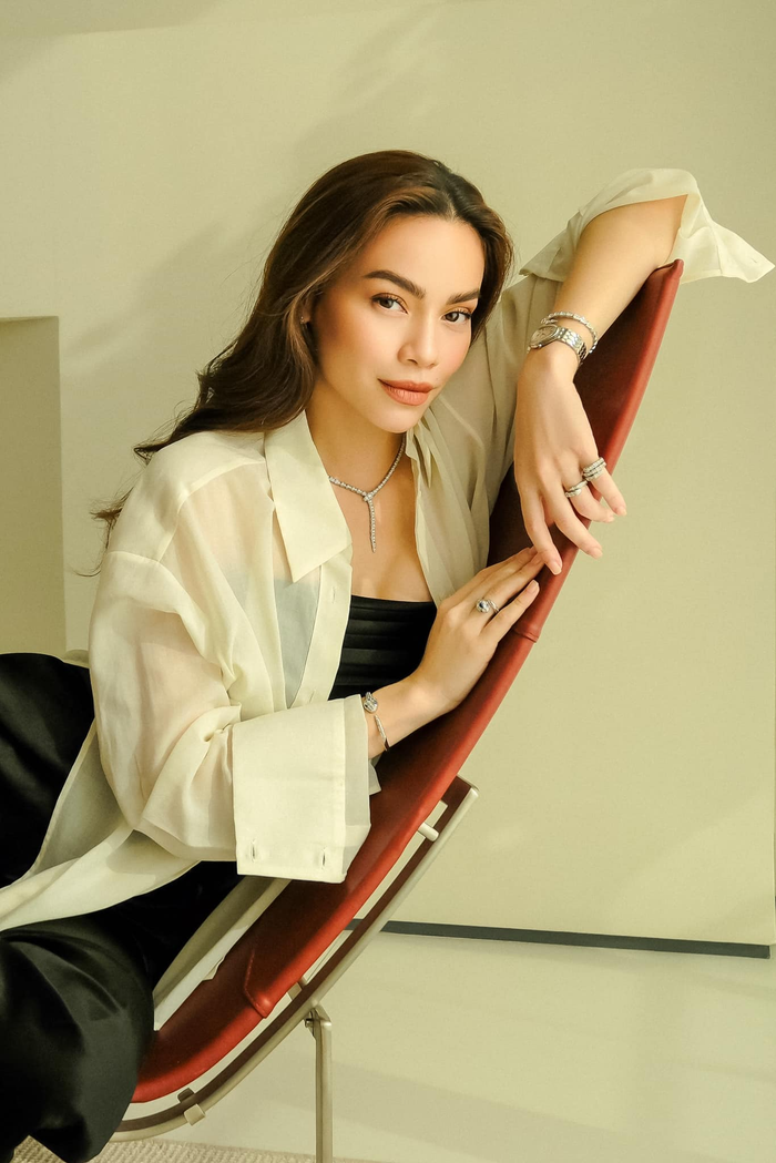 Hồ Ngọc Hà có thói quen diện áo sơ mi nhiều hơn hẳn so với quá khứ. 