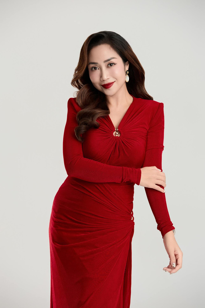 Showbiz 11/9: Ốc Thanh Vân thường xuyên di chuyển giữa hai nước Việt - Úc để vừa lo việc đi học cho các con, vừa quán xuyến công việc ở quê nhà. Ảnh: FBNV